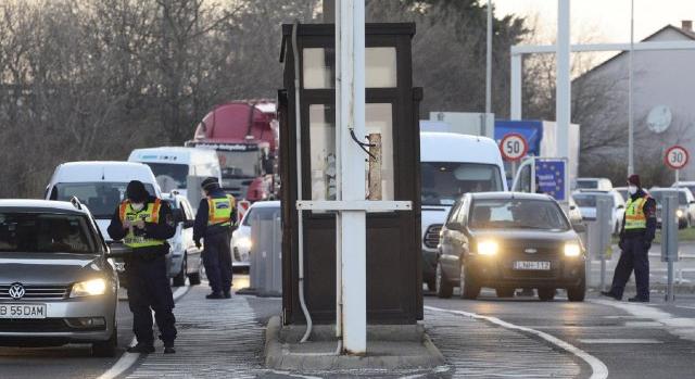 37-en zsúfolódtak egy magyar kisbuszba, öt embert kórházba szállítottak
