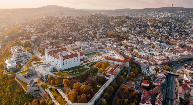 Uniós biztos: Szlovákiát szélsőjobboldali és a Kremlhez közeli információk árasztották el