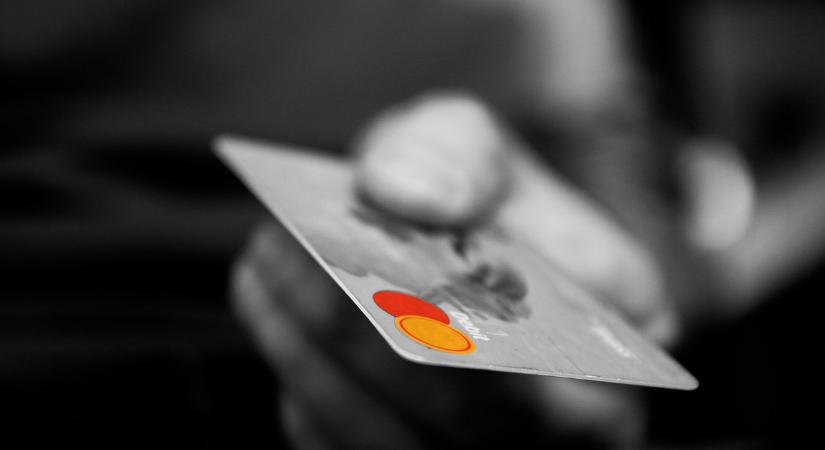 Százharmincötször fizetett anyósa bankkártyájával