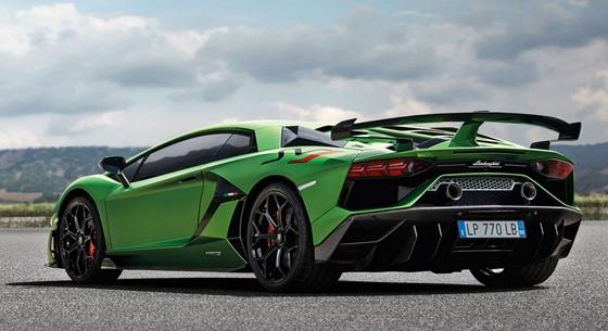Alpesi patakban hagytak egy bérelt Lamborghinit, miután nem sikerült bevenni egy kanyart