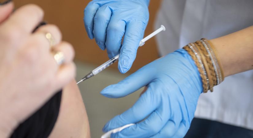 Nyakunkon az újabb COVID-hullám: nekik már most érdemes lenne beadatni a kövekező oltást