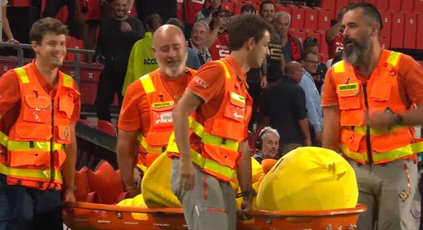 Ilyet is ritkán látni: hordágyon vitték le a focipályáról a kabalafigurát - videó