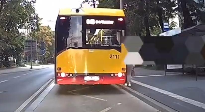 Fel akart szállni a buszra, de a sofőr nem várta meg, zseniális, hogyan segített rajta egy autós - videó