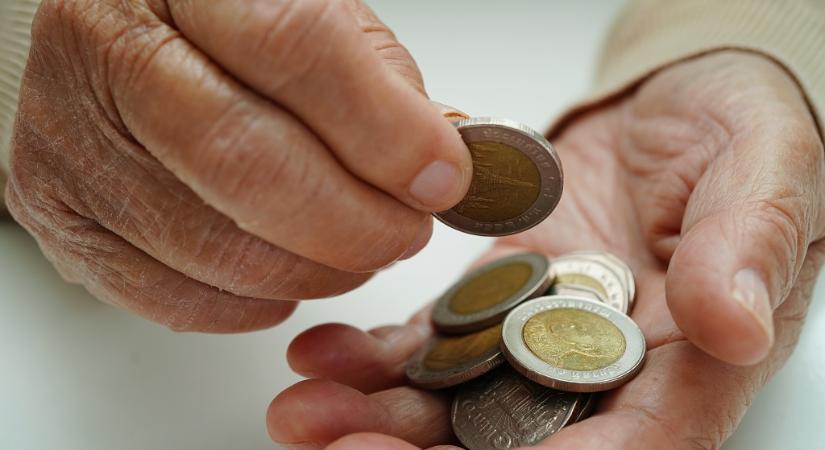 "Ez egy vicc" - felháborodtak a nyugdíjasok! Van, akinek 1240 forinttal emelkedik a havi járandósága