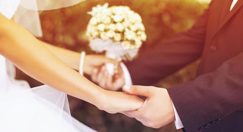 Az első esküvői fotók! Álomszép, tüllös, uszályos ruhában ment férjhez a gyönyörű versenyző