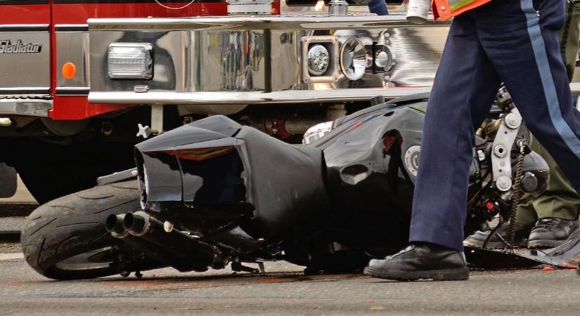 El akarta kerülni az ütközést, megsérült a motoros és utasa is Sarkadnál