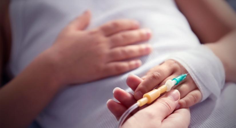 Füvet, homokot és kavicsot tömtek társai egy iskolás fiú szájába Borsodban: életveszélyes állapotba került