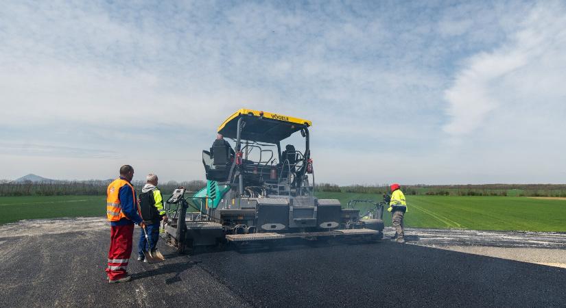 Napokon belül újjáépítik a 10-es főút egyik legforgalmasabb szakaszát