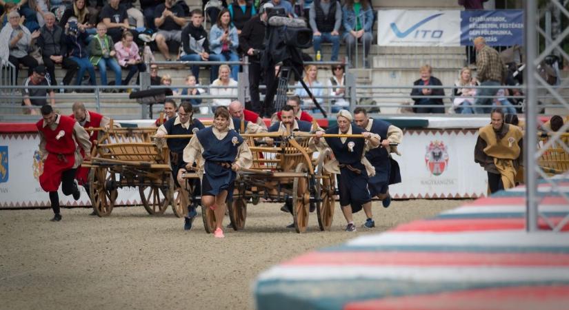 Bajnokcsapat: Abony nyerte a kocsitolás döntőjét a Nemzeti Vágtán