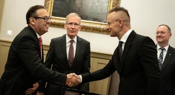 Szijjártó az uniós külügyminiszterek helyett inkább egy német multi képviselőivel találkozik