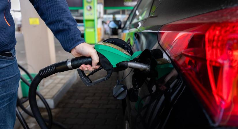 Ilyen is van: szerdától olcsóbb lesz a benzin