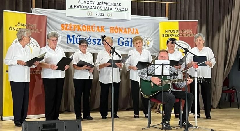 Katonadalos találkozóra mentek a somogyi szépkorúak
