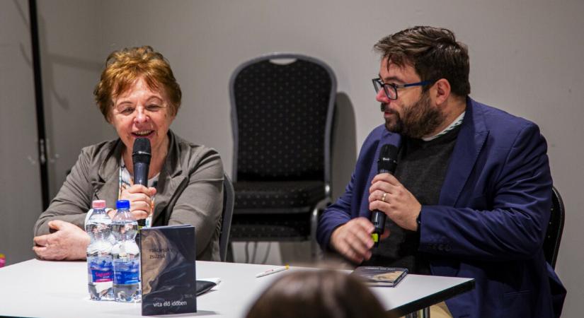 „Belőlem alighanem hiányzik az ősbizalom” – bemutatták Rakovszky Zsuzsa Vita élő időben című kötetét