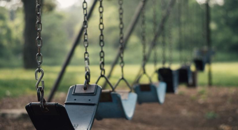 Kavicsot és homokot tömtek egy fiú szájába az osztálytársai, kétszer megműtötték
