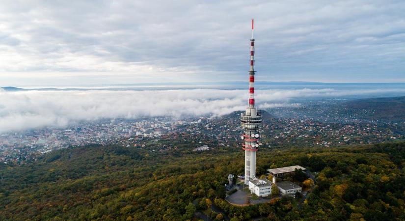 Dráma a pécsi tv-toronyban: a kilátó korlátjának túloldaláról kellett visszarángatni egy férfit, el akarta dobni az életét
