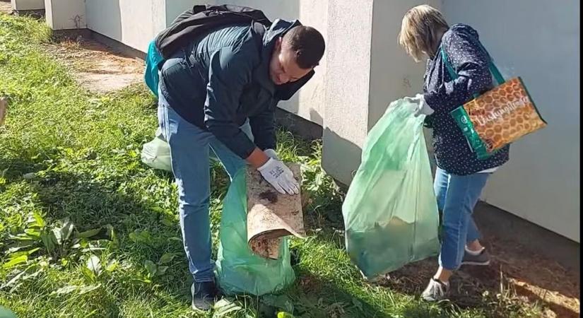 Három képviselő is szemetet szedett Kertvárosban