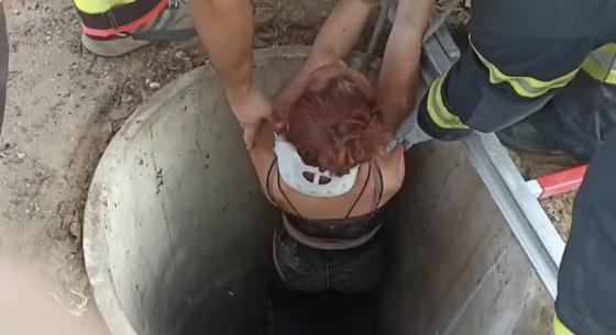 Tűzoltók mentettek ki egy fiatal lányt egy hat méter mély kútból – videó