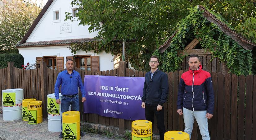 Nem volt akkuhulladék az Orbán Viktor háza elé rakott vegyszeres hordókban