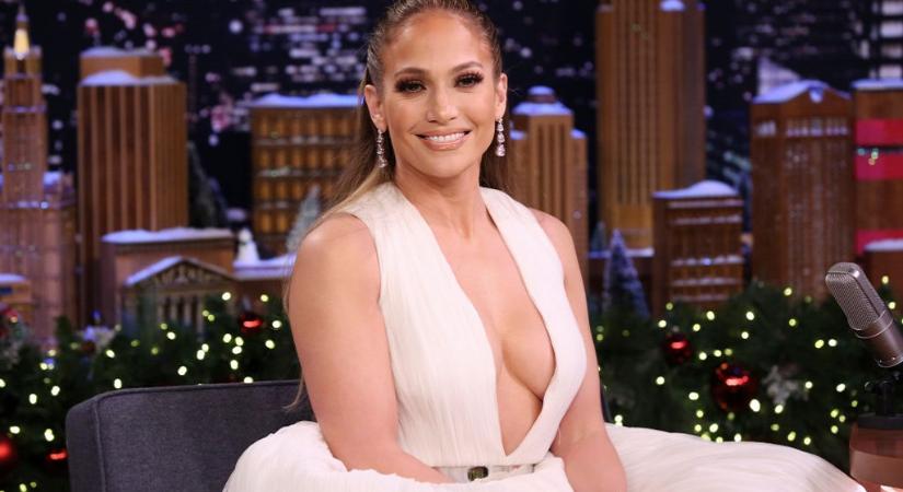 Jennifer Lopez mélyen dekoltált hercegnő ruhában gálázik
