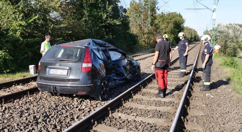 Fotók a helyszínről: így tarolta le a HÉV a kocsit Szigetszentmiklóson
