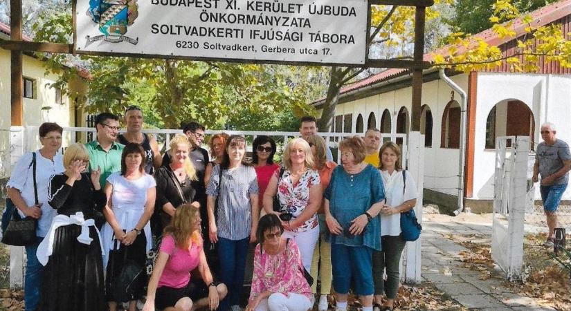 Rendhagyó osztálytalálkozót tartottak a szolnoki közgések