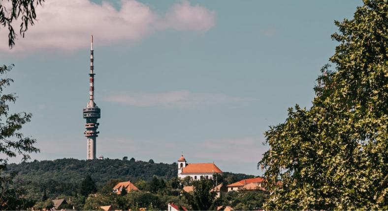 Dráma a tv-toronyban: az utolsó pillanatban állították meg a férfit, aki ki akart ugrani a korlát mellől