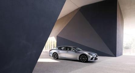 Legújabb fejlesztéseivel kategóriája élvonalában maradhat a Lexus LS