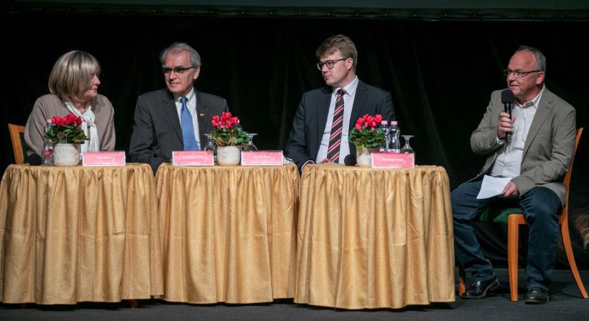 Papp László: „Debrecen hidat képez a német-magyar egység között”