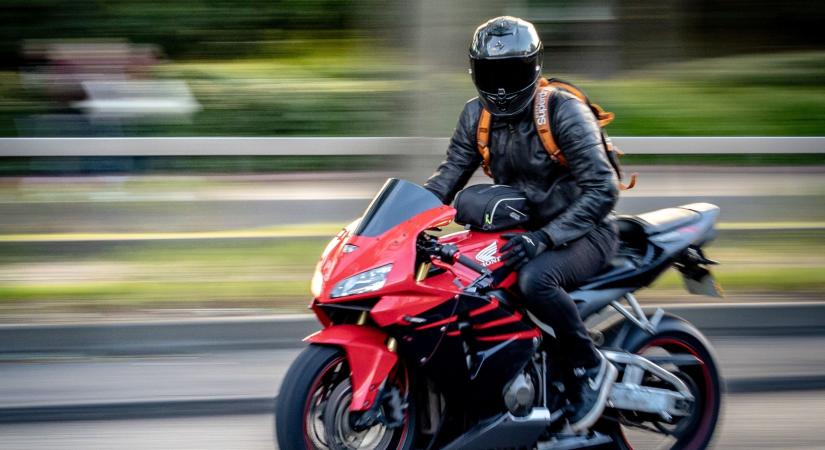 Szalagkorlátnak, majd egy kamionnak ütközött egy motoros a 2-es főúton