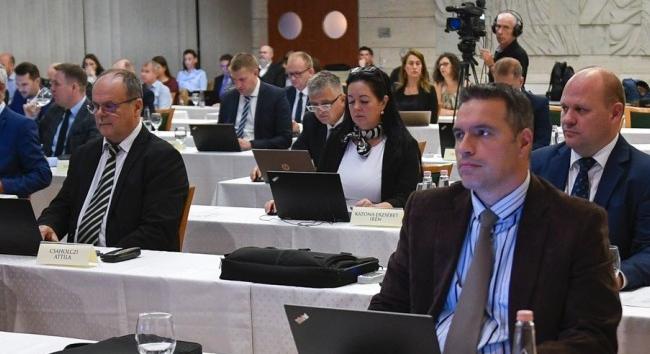 Fidesz: politikai turisták hergelnek Debrecenben