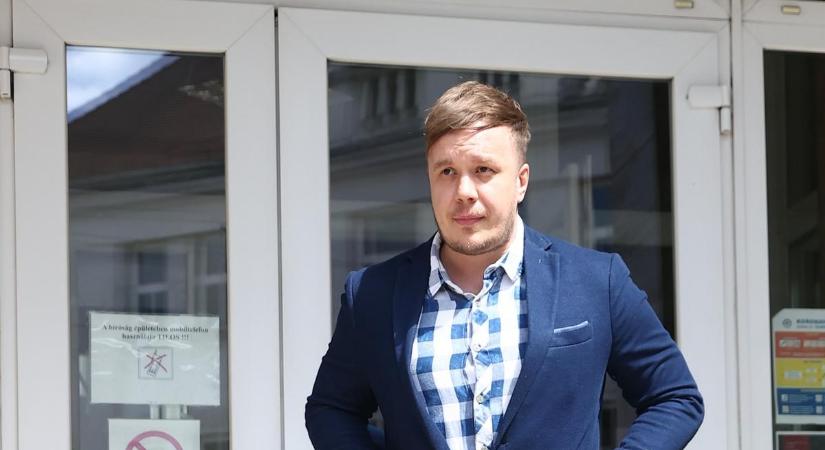 Felfokozott érzelmek Fekete Dávid tárgyalásán: szembenézhetett feljelentőivel a csalással vádolt énekes