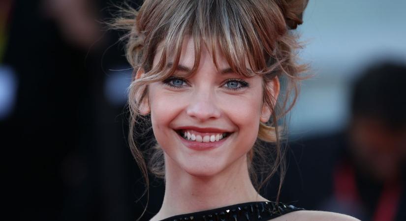 Merész: Palvin Barbi melleit alig takarja a mélyen dekoltált ruha