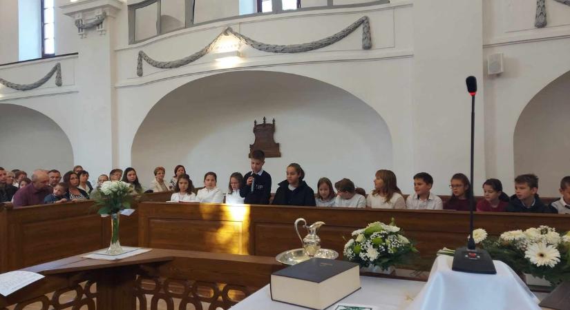 Gyerekműsorral köszöntötték az időseket a szabadszállási reformátusok – galériával