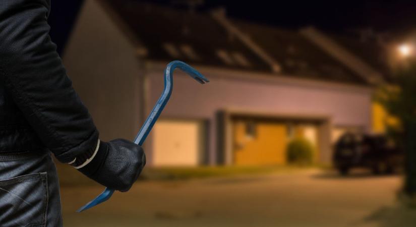 Vascsővel brutálisan megvert egy nőt a tiszanánai férfi, Apcon is keresik videó