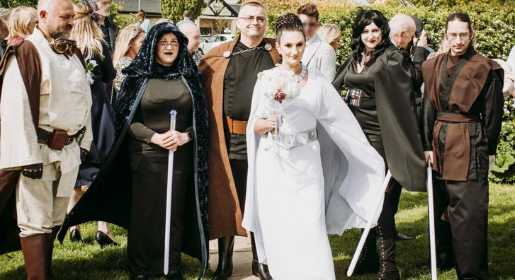 A Star Wars-rajongók esküvőjén fénykardpárbajjal ünnepelt a násznép