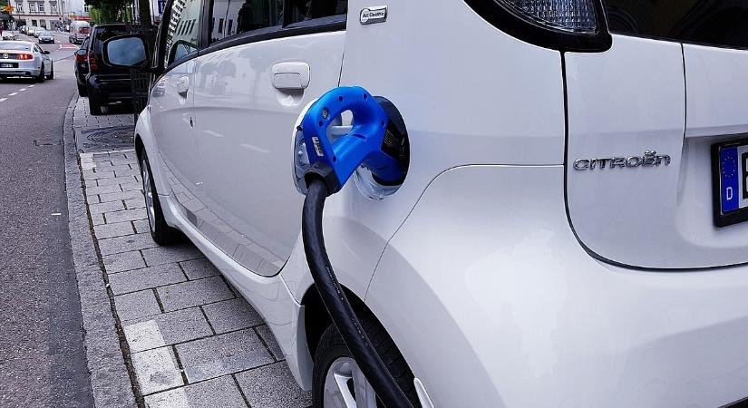 Eshet az elektromos autók ára, egyre olcsóbb a lítium