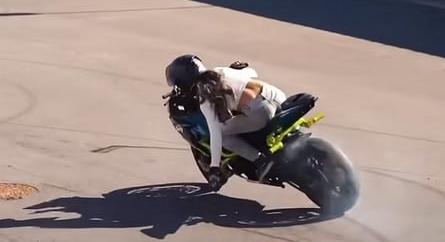 Ez a nő azt csinál a motorjával, amit csak akar