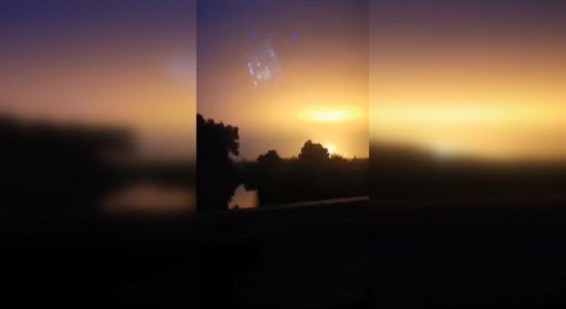 Videó: villám csapott egy erőműbe, a tűzgolyó bevilágította az egész éjszakai égboltot