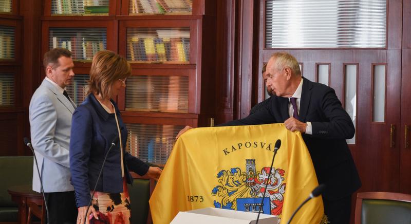 Emlékzászlót kapott a Kaposvári Törvényszék és a város első elemi iskolája