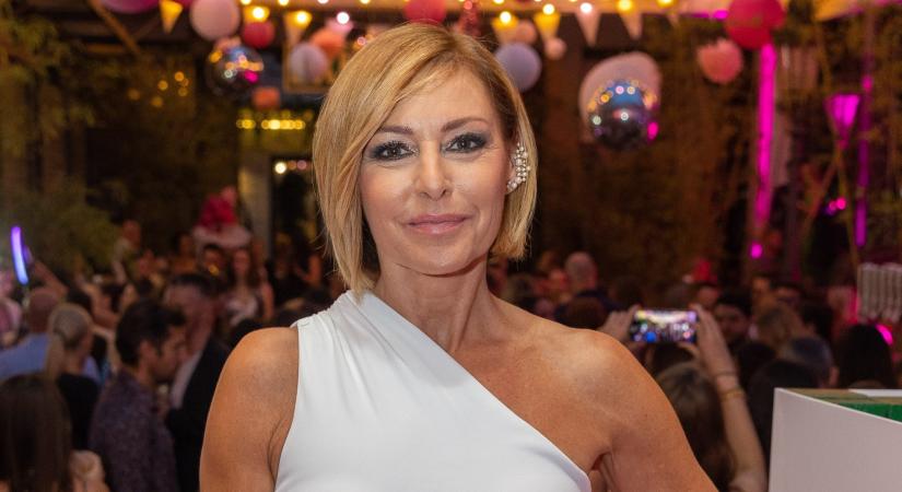 Erős Antónia 53 éves lett, és megvillantotta végtelenül hosszú lábait