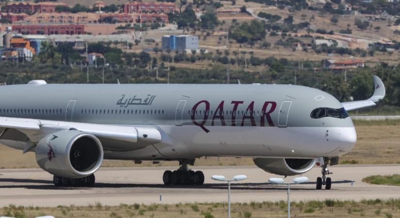 Meghalt egy nő a Qatar Airways járatán, a személyzet csak letakarta, és úgy hagyta – állítja az egyik utas