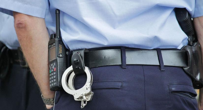 Szeméremsértés miatt körözött férfit fogtak el a rendőrök Tapolcán