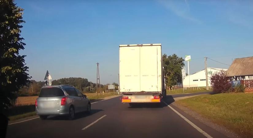 Ezért ne előzzünk beláthatatlan útszakaszon – egy Peugeot esete a kamionnal
