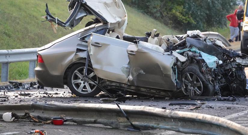 Fotókon a ma hajnali horrorbaleset: két autó és egy kamion ütközött az M5-ösön, egy ember meghalt