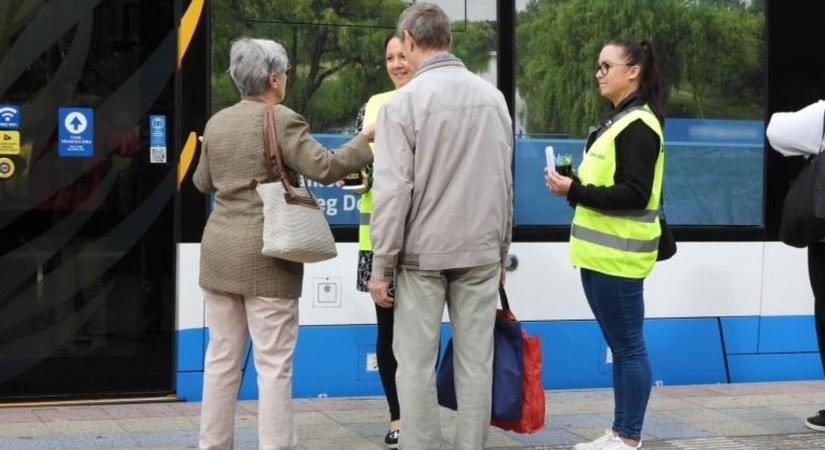 Idősek világnapja: rendőrök léptek oda a villamoson a debreceni nyugdíjasokhoz