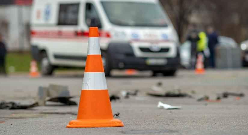 Sorra csapódtak egymásnak az autók és a kamionok, teljes az útzár Jászberénynél
