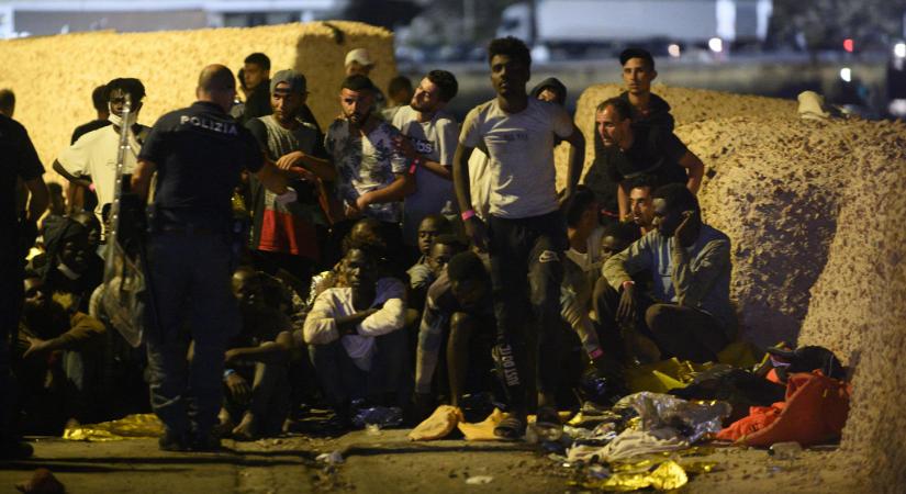 Bozótvágóval hadonászó, köveket dobáló erőszakos migránsok érkeznek Lampedusára - videó