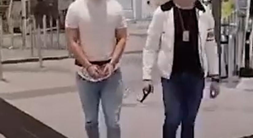 Így hozták haza a nemzetközi banda veszélyes bűnözőjét - videó