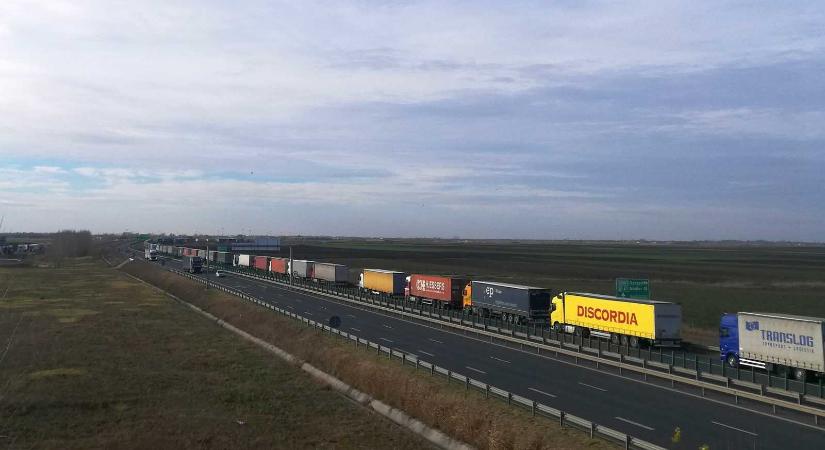 Dugó a határnál: több mint egy órát kell várni az ellenőrzésre