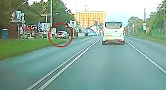 Ilyen, amikor a bringasávra lehetőségként tekint egy pesti autós – videó